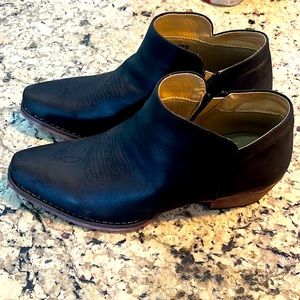 Roper Woman’s Black zip up booties size 9 barely worn!
